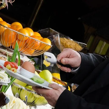 호텔 Akar International 4*